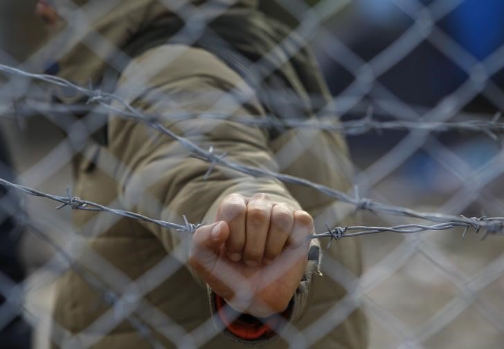 Enregistrement des migrants a la frontiere macedonienne