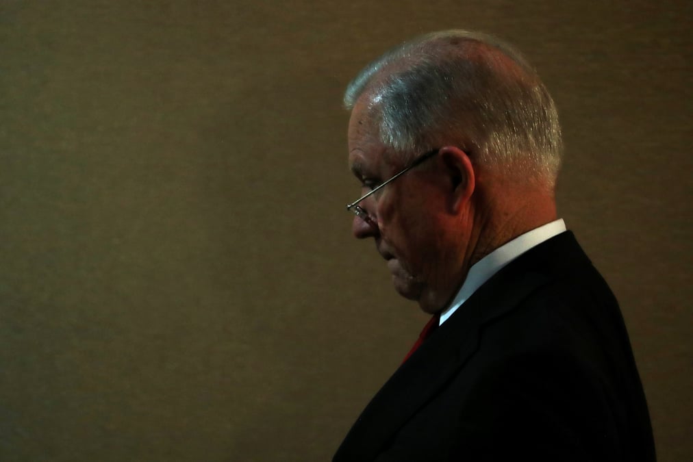Sessions remplace a la justice par whitaker, son directeur de cabinet