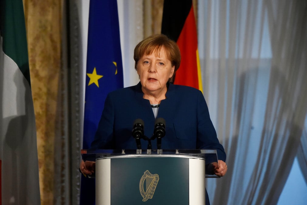 Brexit: merkel compte sur les discussions entre may et les travaillistes