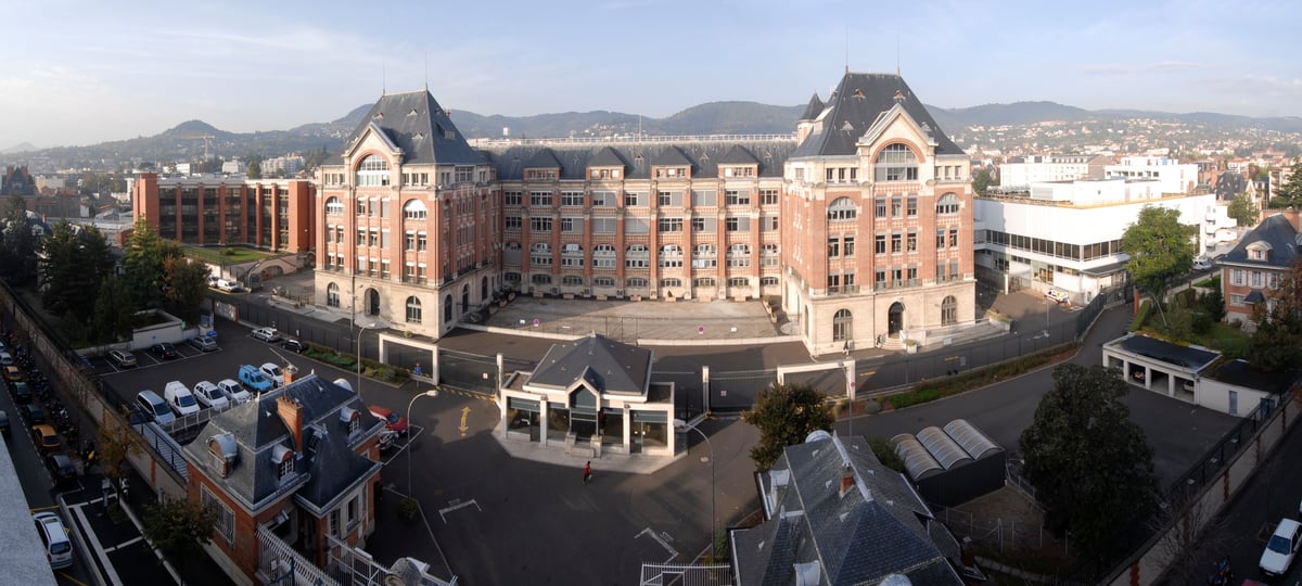 L'actuelle imprimerie de la Banque de France, située à Chamalières, est un bâtiment ancien, peu adapté à la production industrielle. Il nécessite d'importants travaux, notamment pour moderniser les chambres fortes et les réseaux d'alimentation en gaz et électricité.