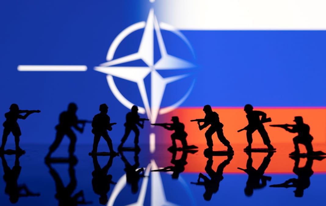 Le logo de l'otan et le drapeau russe