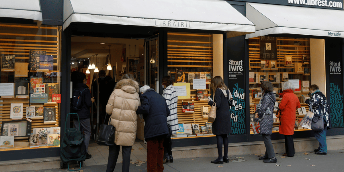 Macron annonce la reouverture des commerces samedi en france