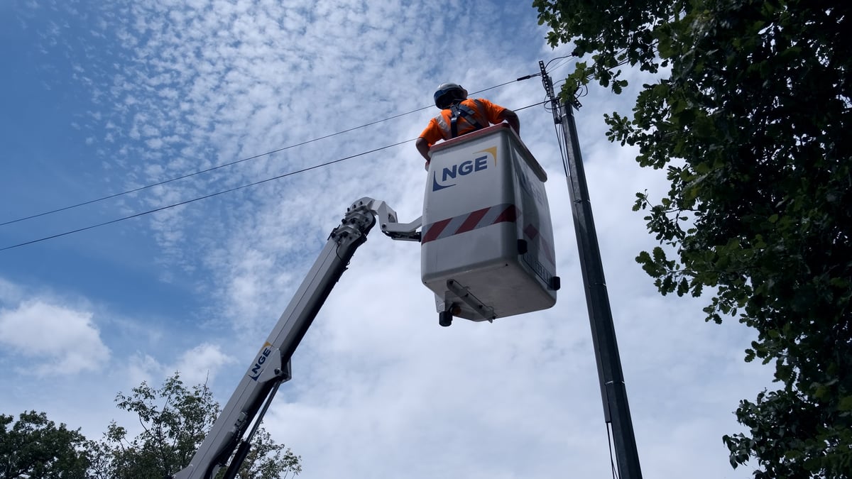 NGE, numéro quatre du BTP en France, vient de remporter un gros contrat de 320 millions d'euros pour raccorder à la fibre les foyers ruraux les plus éloignés des centres urbains en Auvergne.