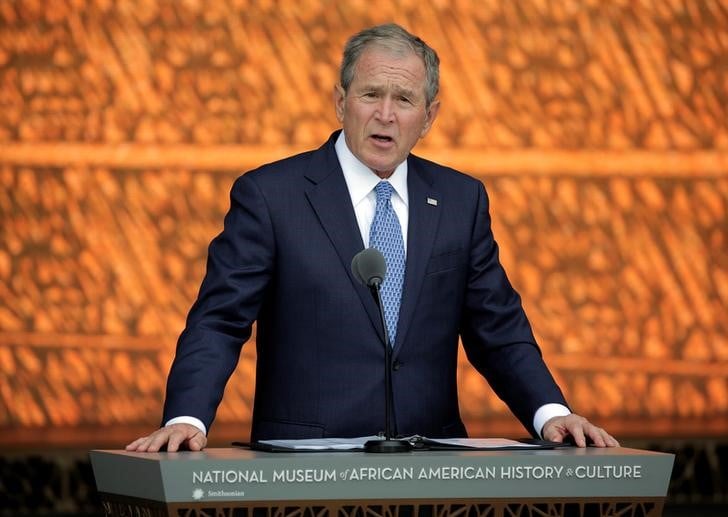Bush critique trump sur l'immigration et les medias