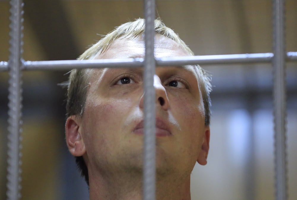 Un journaliste d'investigation russe place en residence surveillee