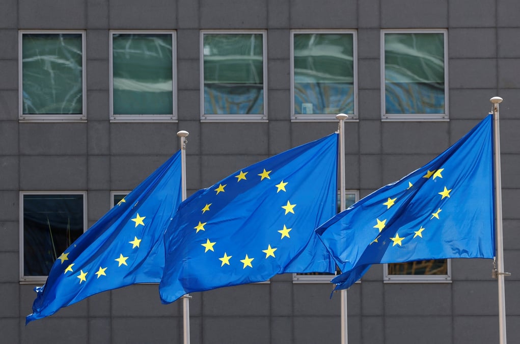 Les drapeaux de l'union europeenne flottent devant le siege de la commission europeenne a bruxelles