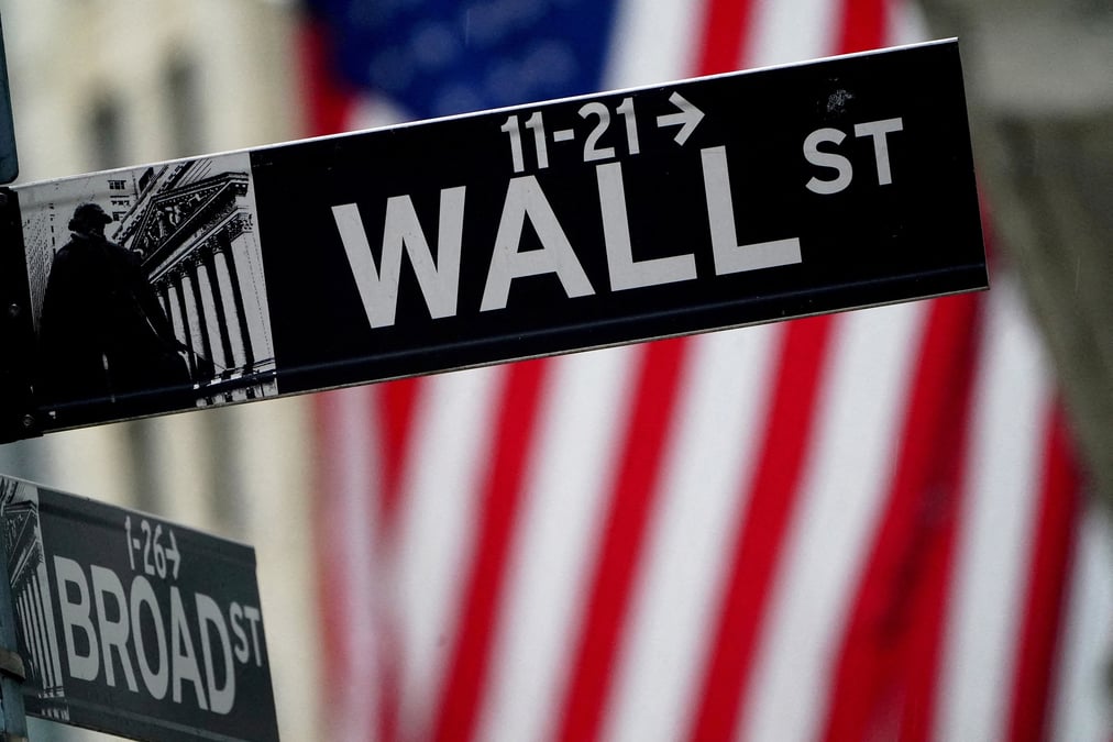 Une plaque indiquant wall street est vue a l'exterieur de la bourse de new york