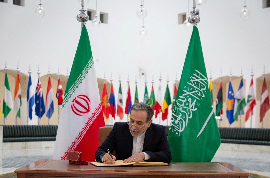 Le ministre des affaires etrangeres de l'iran, abbas araqchi, signe un document officiel a son arrivee a riyad, en arabie saoudite