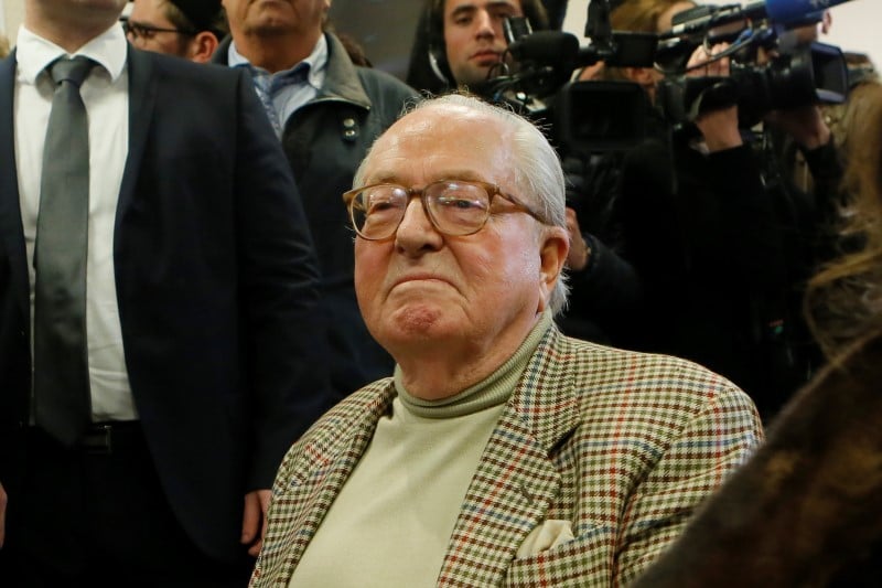Jean-marie le pen reste en politique