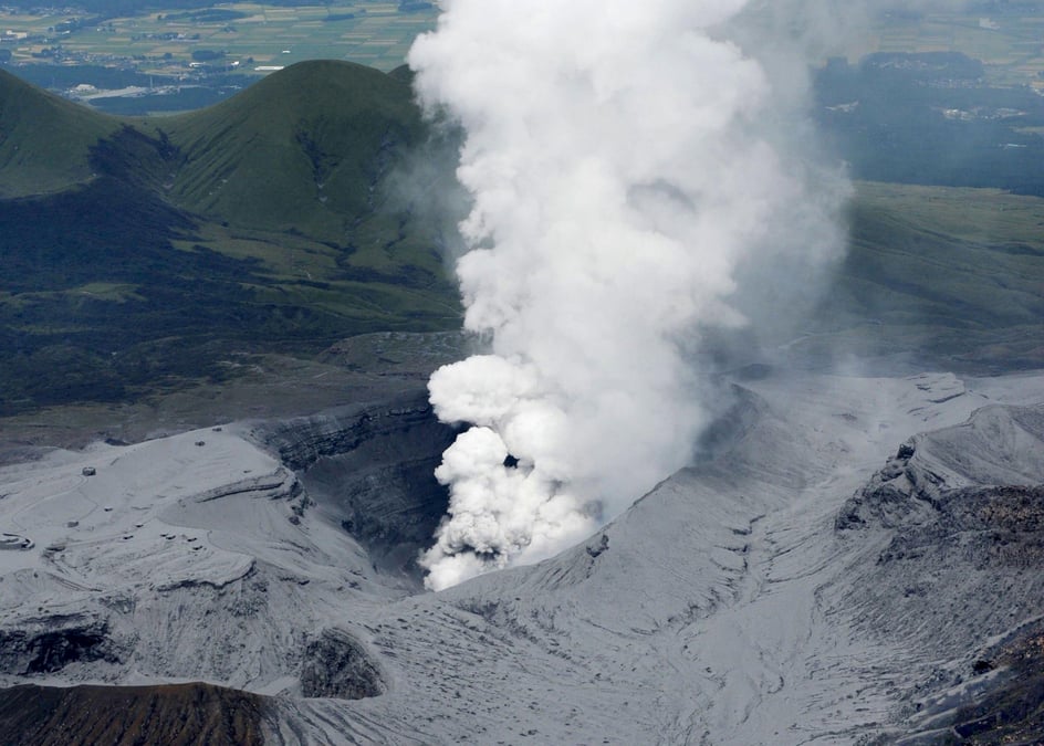 Eruption du mont aso au japon