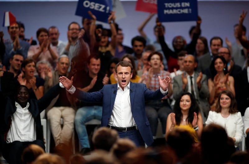 Emmanuel macron n’exclut pas de se presenter en 2017