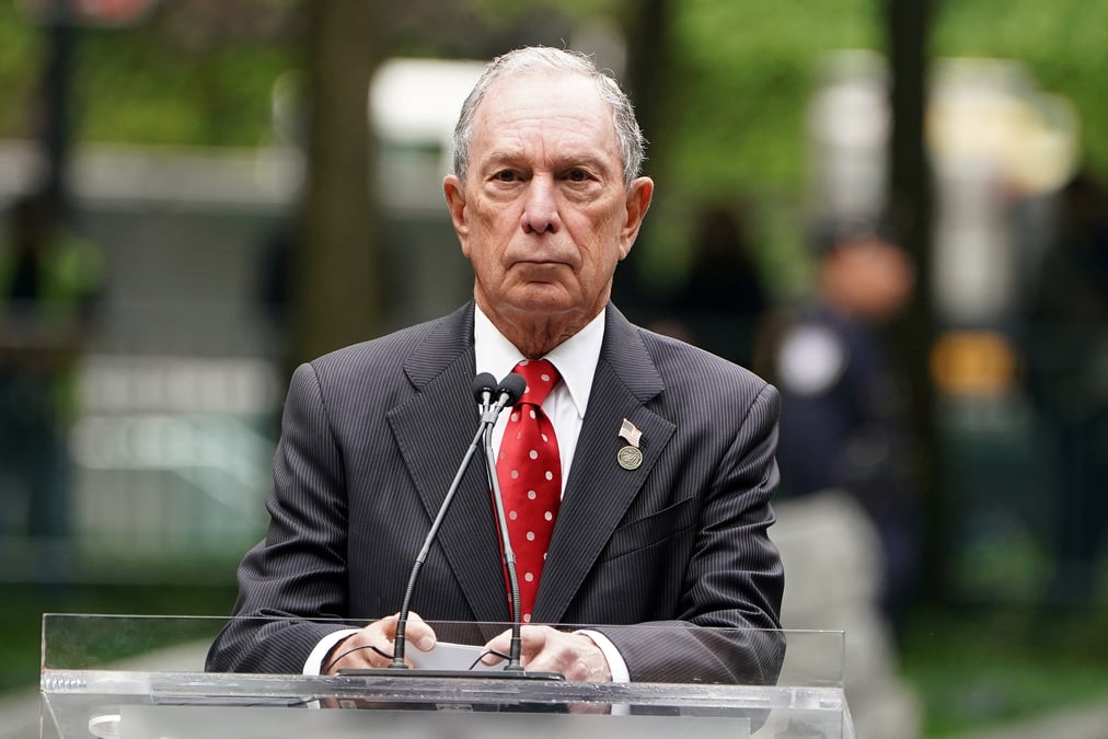 Bloomberg franchit un pas de plus vers une candidature a la maison blanche