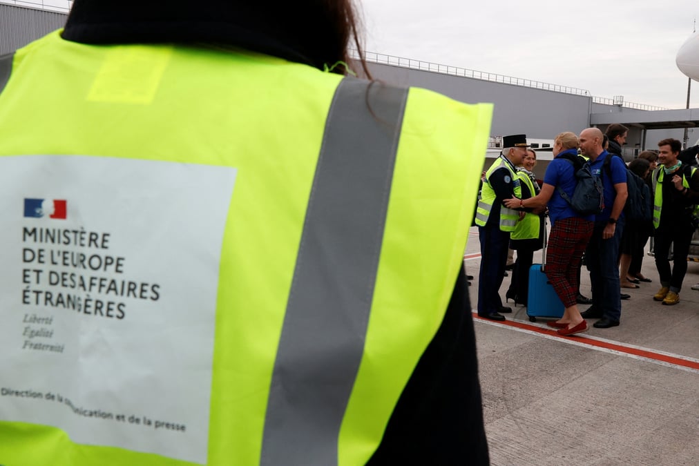 Des ressortissants francais et d'autres citoyens europeens sont evacues du soudan