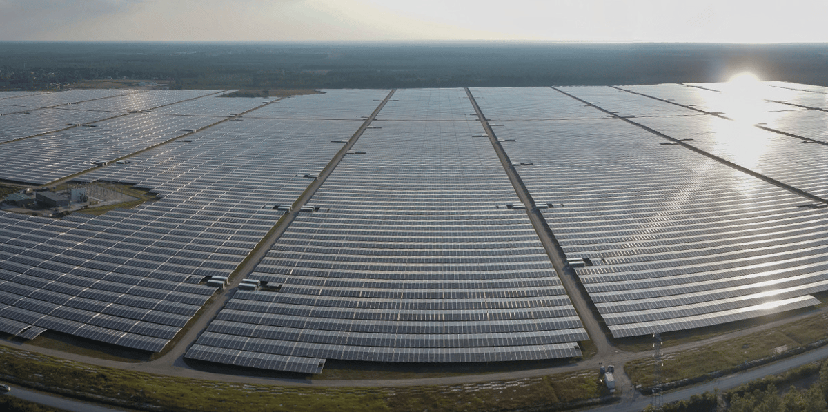 Depuis fin 2015, la centrale solaire de Cestas, au sud de Bordeaux, déploie ses 996.000 panneaux sur plus de 250 hectares.