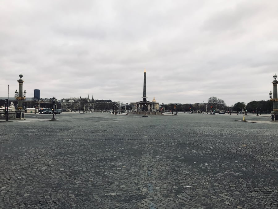 Ce dimanche 29 mars, 3,381 milliards de personnes dans le monde étaient appelées ou astreintes à rester confinées chez elles. Ici, une vue de Paris déserte.