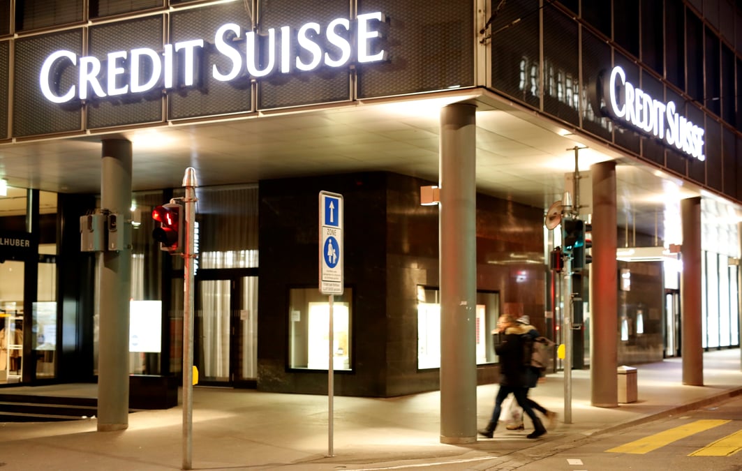 Credit suisse reorganise sa banque d'investissement, deuxieme trimestre meilleur que prevu