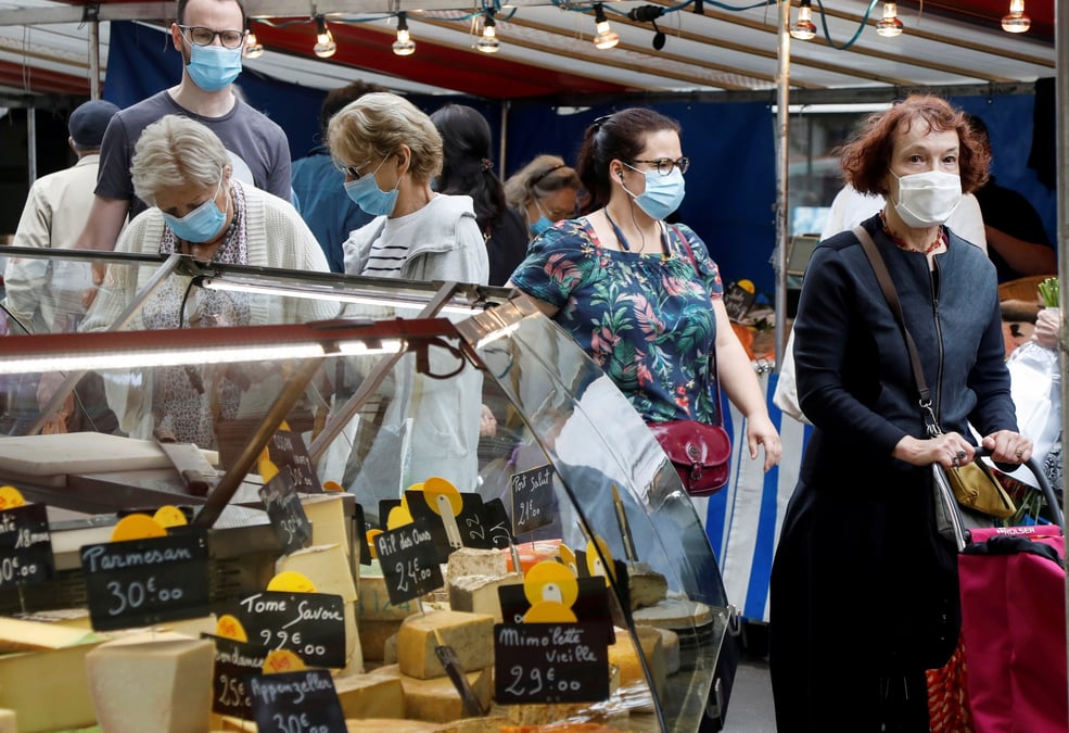 Coronavirus : des gens portant un masque font leur marché à Paris, le 29 août 2020