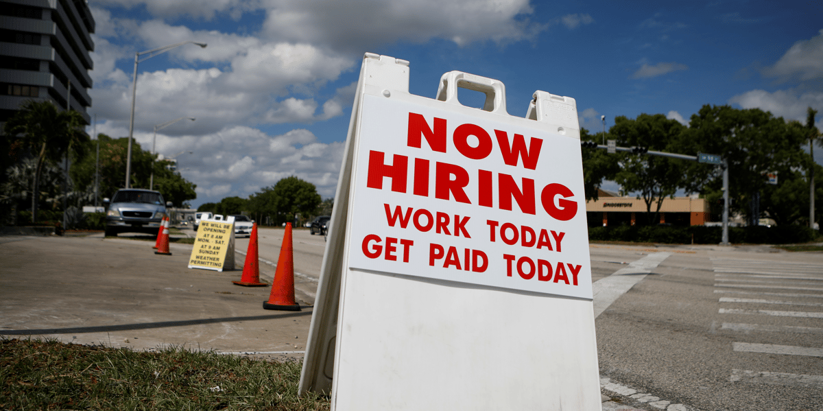 Illustration chômage / emploi / recrutement États-Unis : un panneau indique "Nous embauchons", à Miami, en Floride