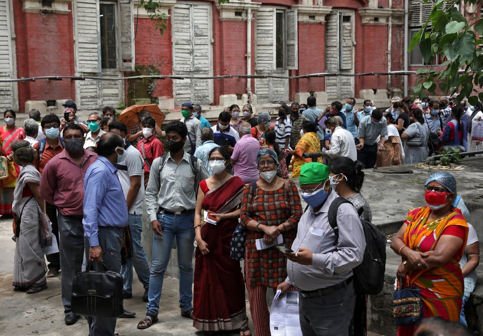 Coronavirus/inde: les nouveaux cas baissent mais le taux de positivite reste eleve
