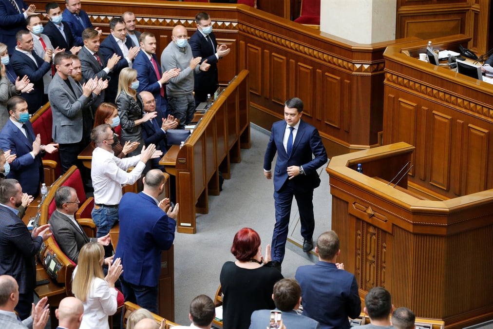 Ukraine: le parti au pouvoir evince le president du parlement