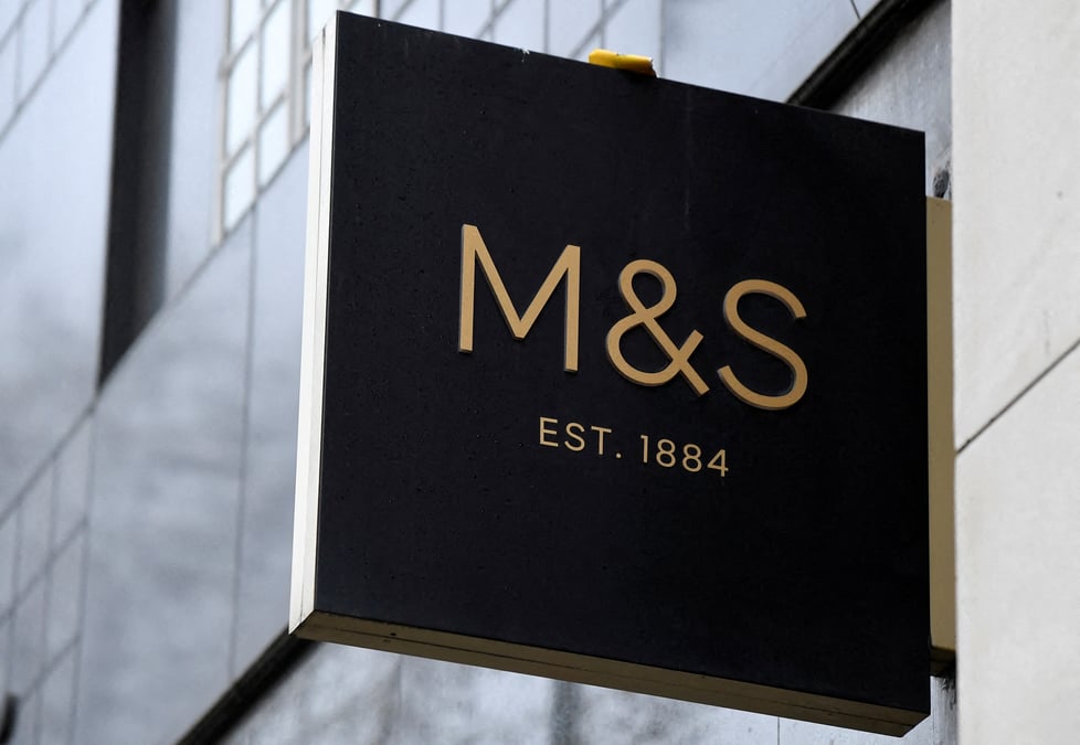 M&s decoit sur sa prevision annuelle et chute en bourse