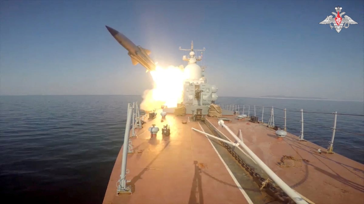 La russie tire un missile anti-navire supersonique sur une cible fictive en mer du japon