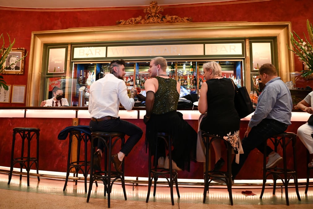 Des clients s'assoient dans un bar a berlin