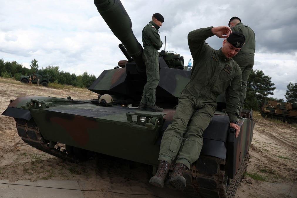 Des soldats polonais sur une base a varsovie