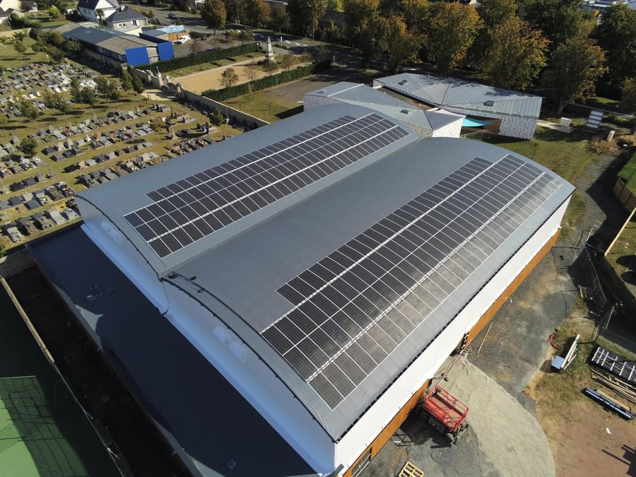 Les panneaux solaires ultra-légers de CréaWatt s'adaptent particulièrement aux grandes surfaces de toitures. Exemple ici avec le gymnase sportif de Durtal dans le Maine et Loire.
