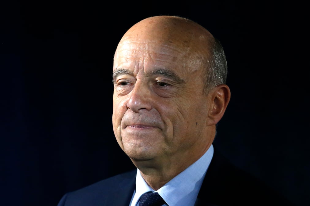 A trois mois des europeennes, juppe affiche sa proximite avec macron