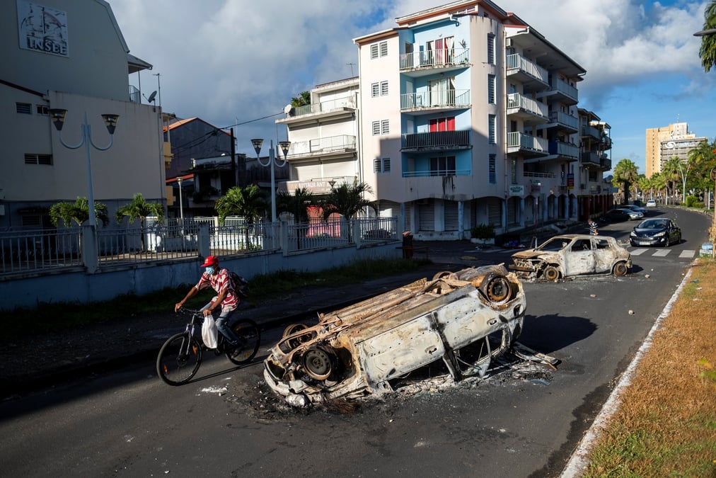 France: tensions persistantes en guadeloupe, appel a la greve generale en martinique