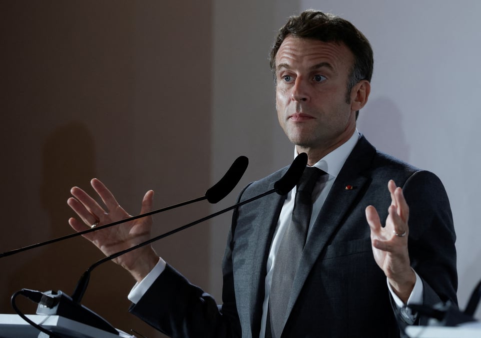 Le president francais emmanuel macron assiste a une conference de presse lors du sommet informel de l'ue