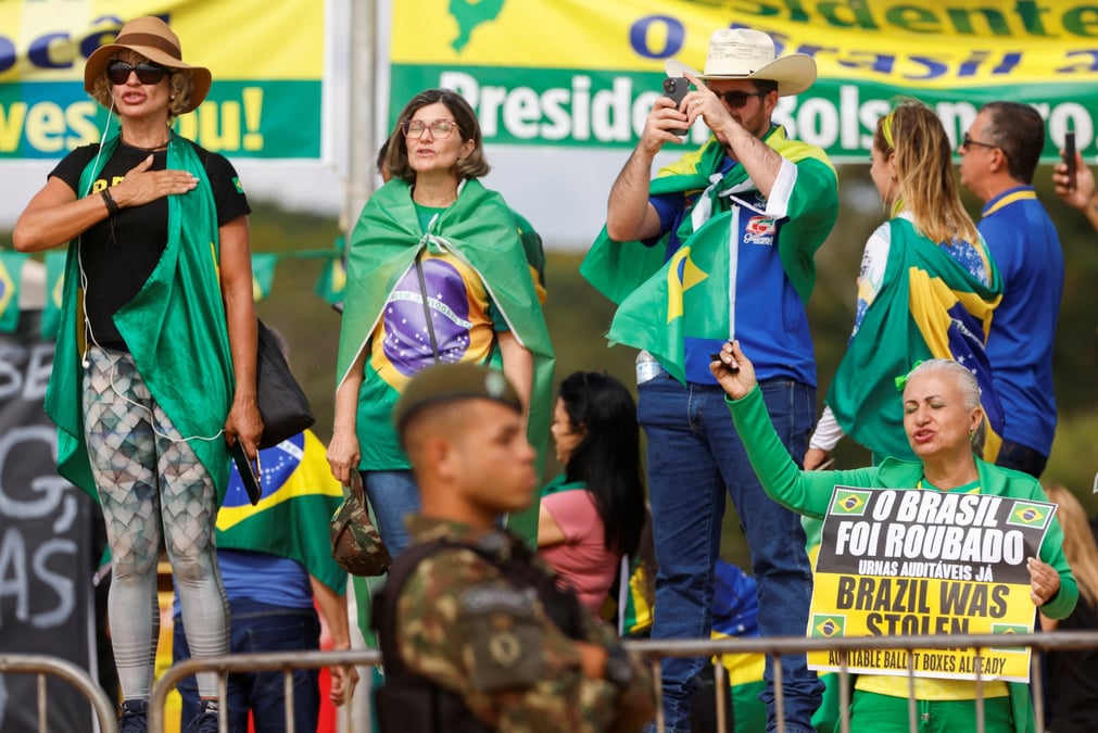 Les partisans du president bresilien jair bolsonaro reagissent devant le quartier general de l'armee lors d'une manifestation a brasilia