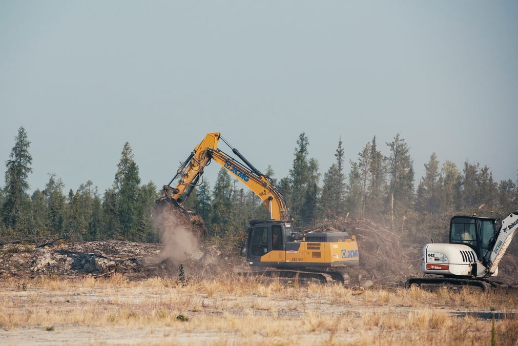 Les travailleurs coupent des arbres a yellowknife, au canada