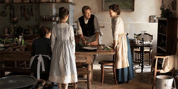 Sous l’œil de Pierre Gagnaire, Benoît Magimel reproduit les gestes enseignés par le chef.