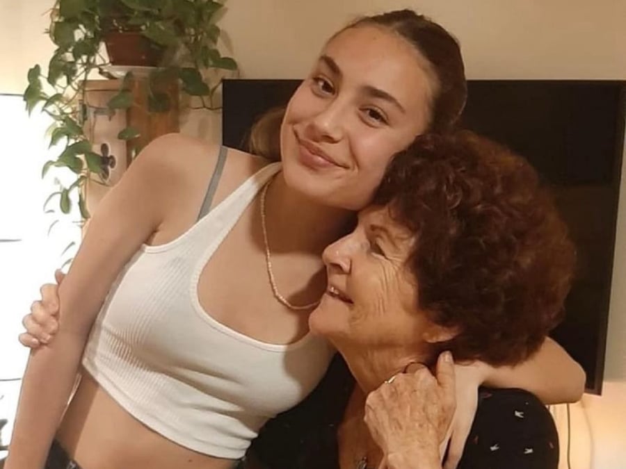 Sahar, sa grand-mère Carmela ainsi que son frère Erez, sa cousine Noya et son père Ofer ont été enlevés par le Hamas, le 7 octobre dans le kibboutz de Nir Oz. Dix jours plus tard, les corps de Carmela (80 ans) et de Noya (12 ans) ont été retrouvés égorgés.