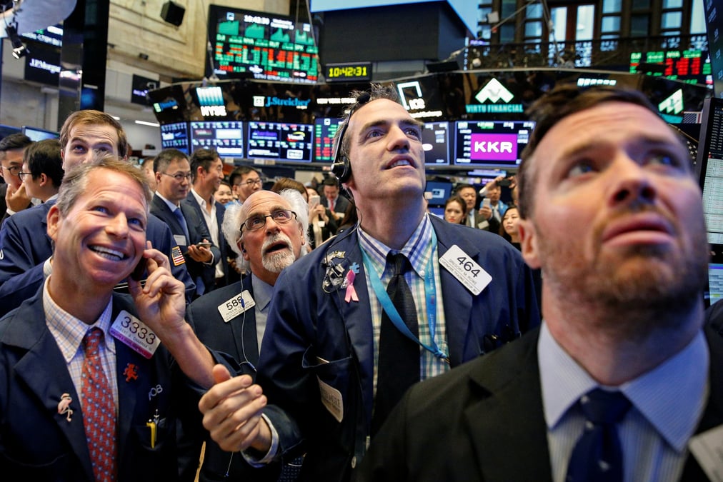 Des traders travaillent a la bourse de wall street