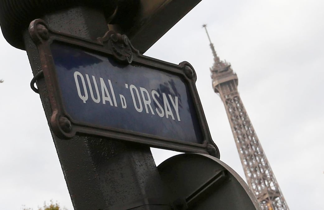 Un panneau de rue indiquant "quai d'orsay" est visible pres de la tour eiffel a paris