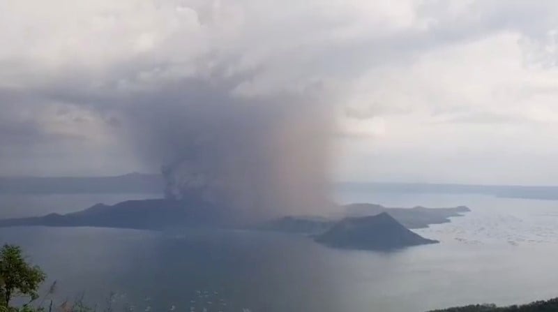 Evacuations aux philippines apres l'eruption du volcan taal