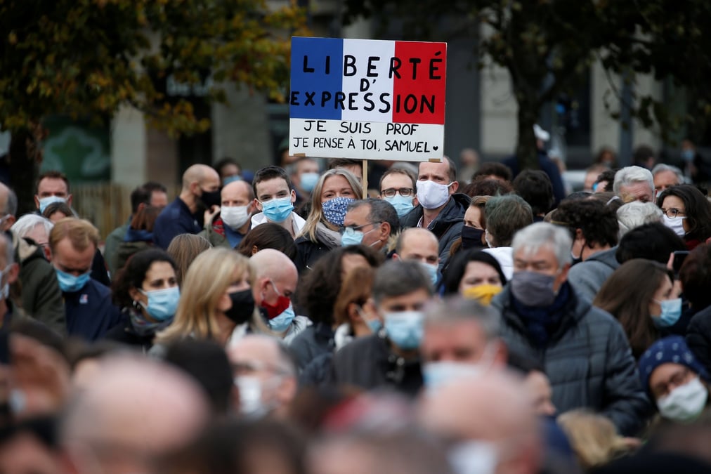 Rassemblements a travers la france pour l'ecole et la liberte d'expression
