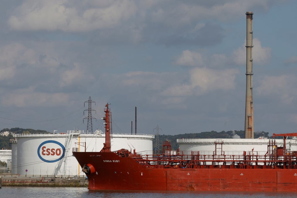Un petrolier devant la raffinerie de petrole exxonmobil, a port-jerome-sur-seine