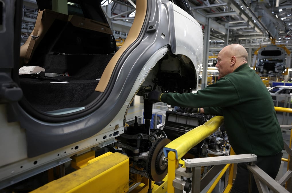 Une personne travaille dans une usine a solihull, en grande-bretagne