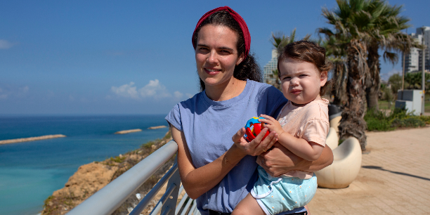 Sarit Lesnick Kurtzman et sa fille, rescapées d’Alumim, attaqué par le Hamas le 7 octobre.