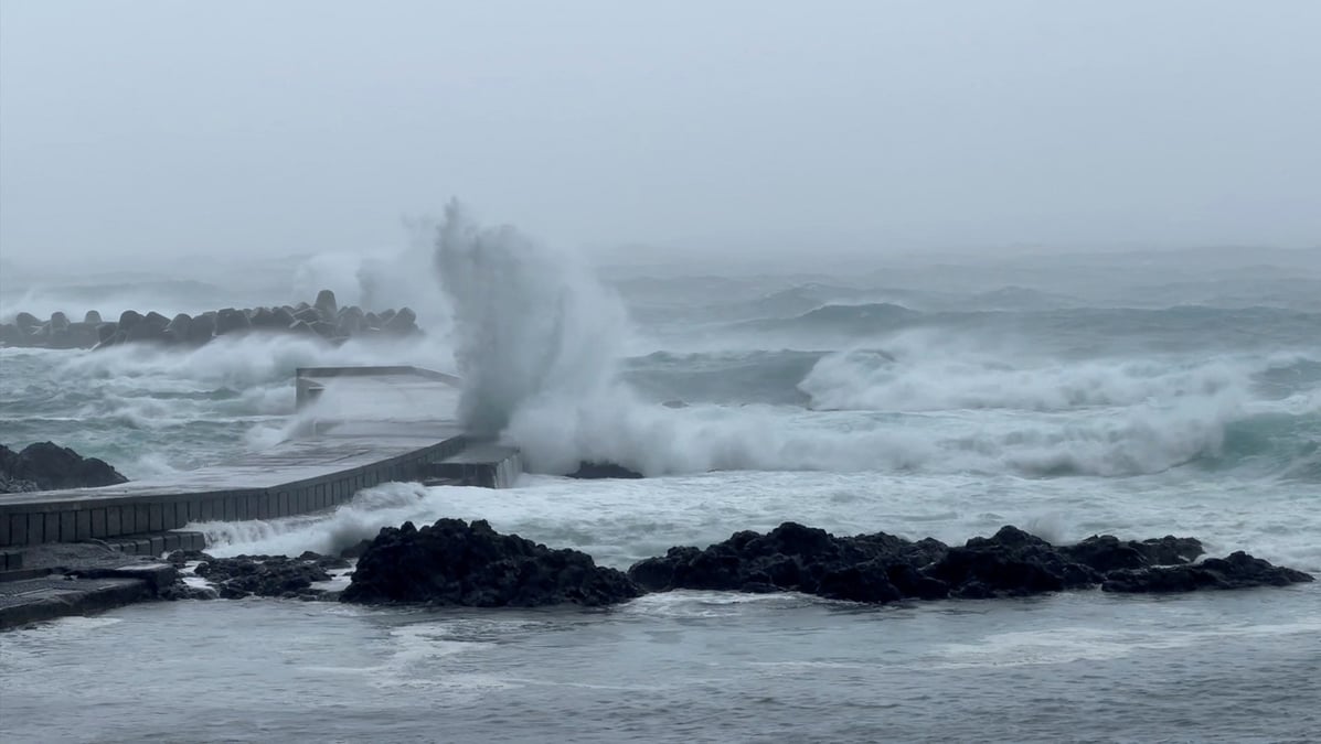 Waves crash amid typhoon ampil