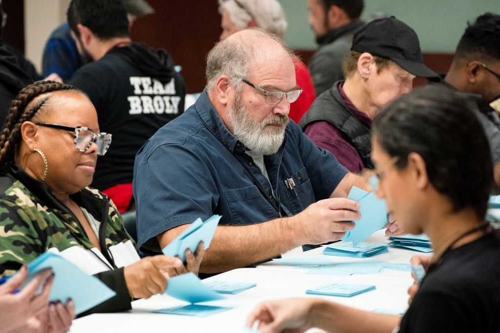 Des membres d'un syndicat comptent les bulletins apres un vote sur une nouvelle proposition de contrat de boeing