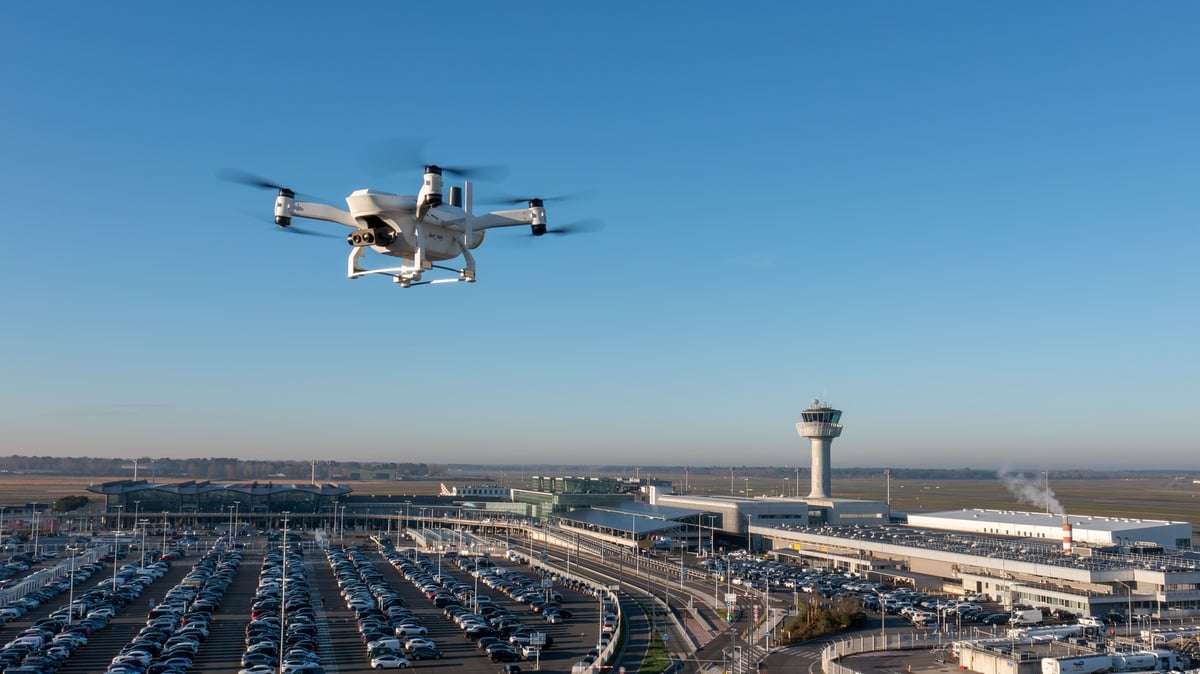 Fin 2024, Azur Drones a expérimenté un vol de son drone autonome au-dessus de l'aéroport de Bordeaux.