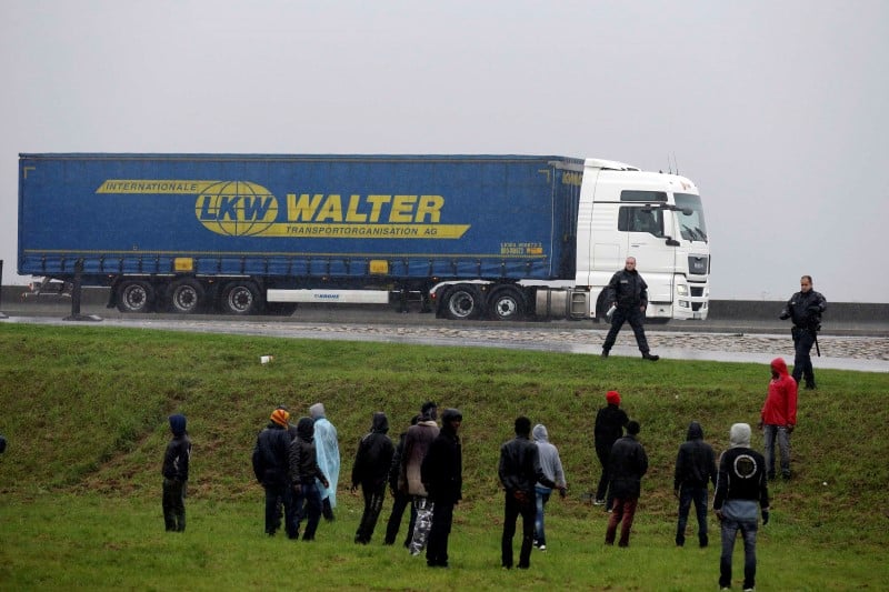 Hrw denonce des violences policieres contre les migrants a calais