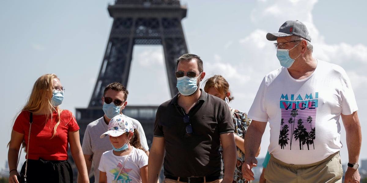 A Paris, habitants et visiteurs doivent désormais porter le masque depuis lundi dans les quartiers les plus fréquentés de la ville pour tenter de freiner un rebond du coronavirus, en dépit de températures caniculaires. La mesure concerne une centaine de rues situées dans la quasi-totalité des arrondissements de la ville.