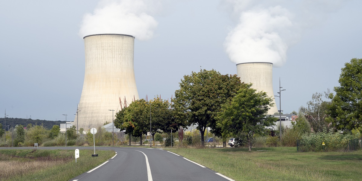 Le réacteur 2 de la centrale nucléaire de Civaux (Vienne) s'arrêtera le 5 avril prochain pour trois mois de maintenance. À cette occasion, un crayon comportant du lithium 6 sera introduit pour produire du tritium à des fins militaires.