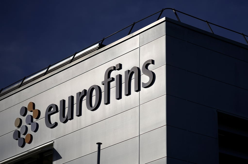 Le logo d'eurofins scientific sur le batiment de la societe a nantes